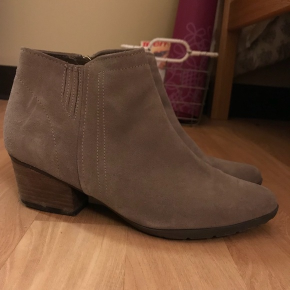 Stack heel Taupe Booties barely worn - Picture 2 of 5